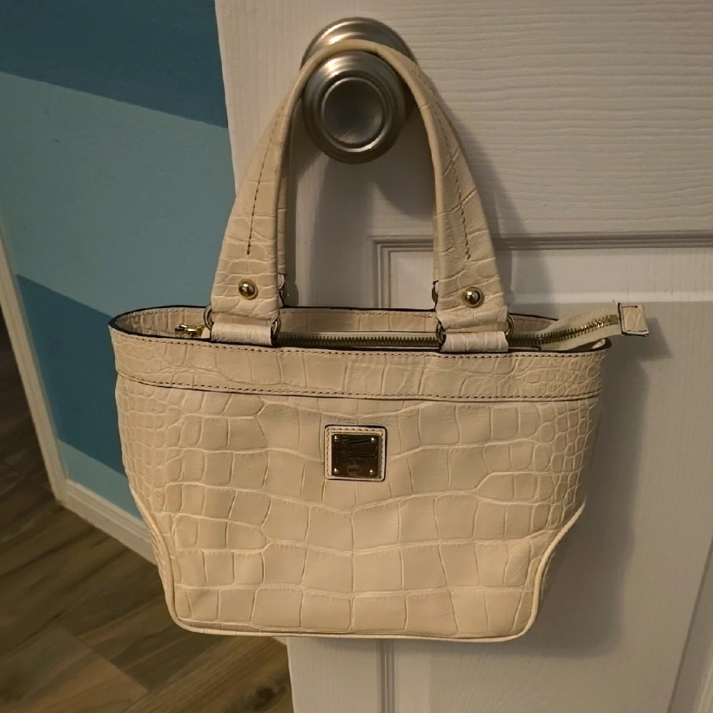 Elegant Cream Crocodile-Embossed Tote Bag